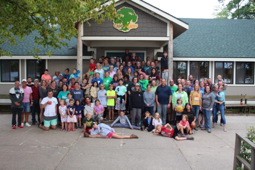 Group photo of Camp 2019 in front of dining hall